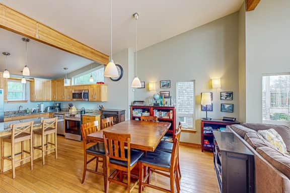 Luxurious Dog Friendly Home with Ocean Views Beach Access and Free WiFi