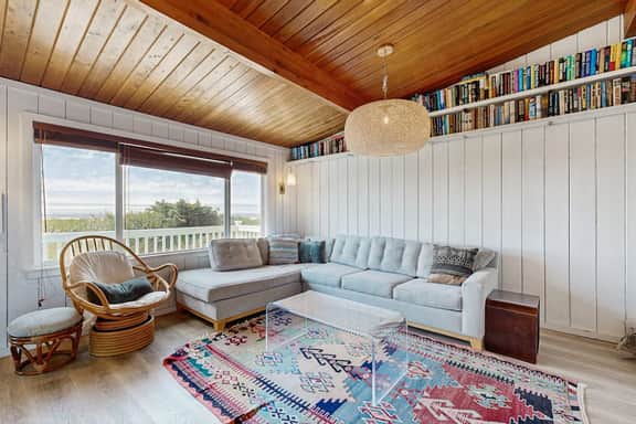 Waterfront house with ocean views and gorgeous sunsets dog friendly