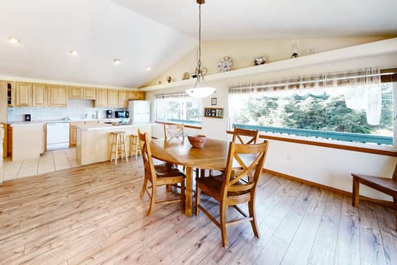 Family Friendly Coastal Home with Free WiFi Washer Dryer and Easy Beach Access