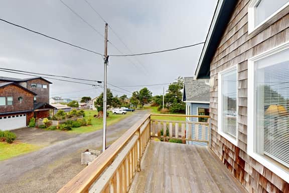 Cozy coastal home with deck ocean views and firepit 4 blocks to beach