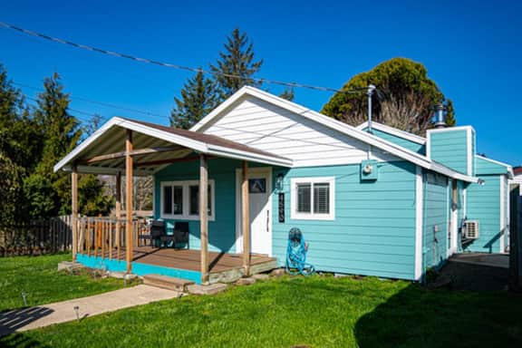 Renovated dog friendly cottage with a covered porch deck yard and washer dryer