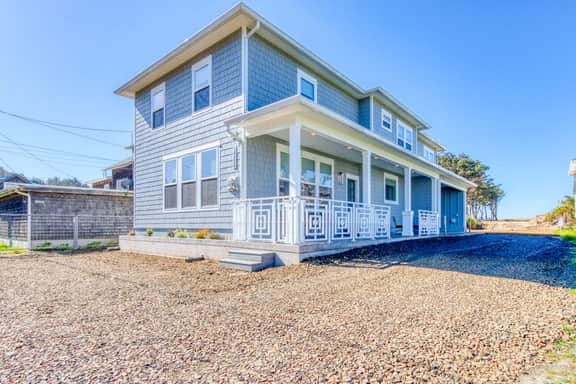 Family Friendly House Near the Beach with a Gas Fireplace Dogs Welcome