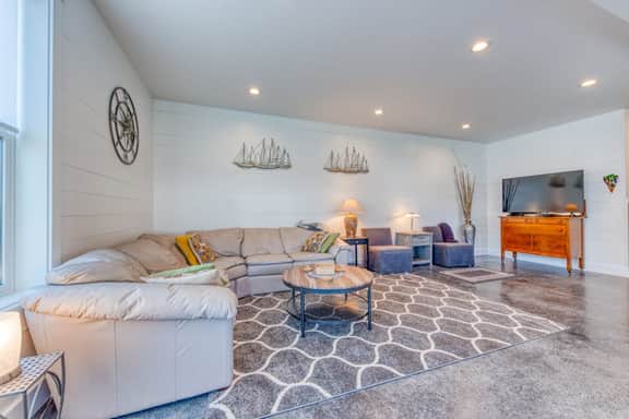Family Friendly House Near the Beach with a Gas Fireplace Dogs Welcome