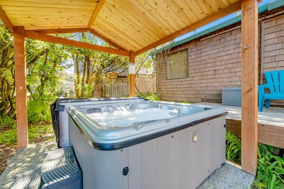 Dog friendly house near beach with hot tub fireplace enclosed yard full kitchen