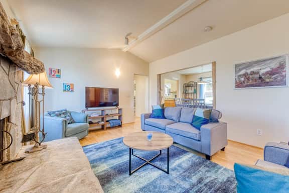 Dog friendly house near beach with hot tub fireplace enclosed yard full kitchen