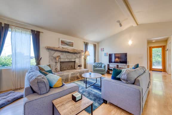 Dog friendly house near beach with hot tub fireplace enclosed yard full kitchen