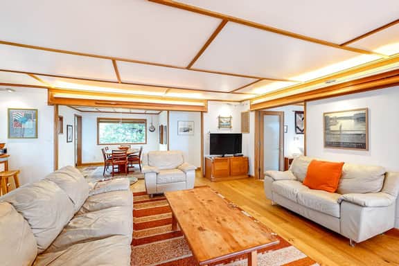 Delightful dog friendly home with bay views private hot tub and sauna