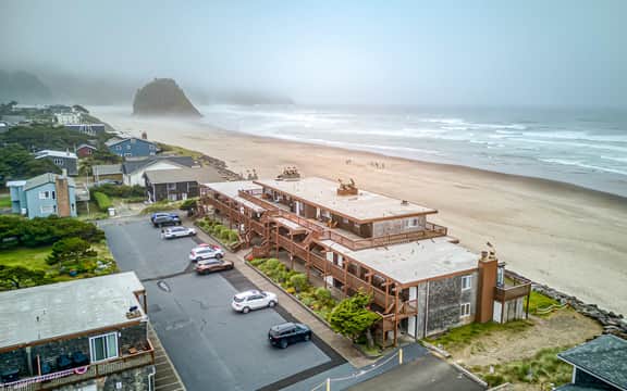 Oceanfront Condo with Sweeping Views and Beach Access - Image 5