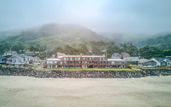 Oceanfront Condo with Sweeping Views and Beach Access - Image 2