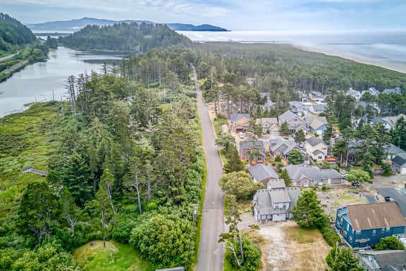 Spacious coastal retreat | 3-min walk to beach | Decks & mountain views - Image 4