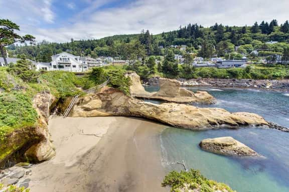 Comfortable inviting home with great deck 2 blocks to the beach - Image 2