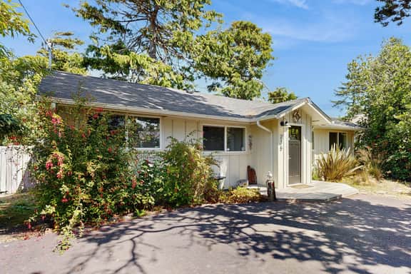 Dog Friendly Oregon Coast Getaway with Private Hot Tub - Image 5