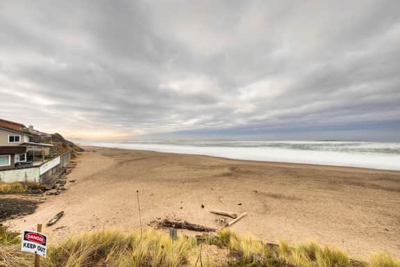 Dog Friendly Oceanfront Home with Easy Beach Access, Large Deck & Walk to Park - Image 3
