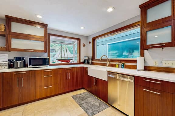 Cozy Depoe Bay retreat with ocean and beach access via trail - Image 2