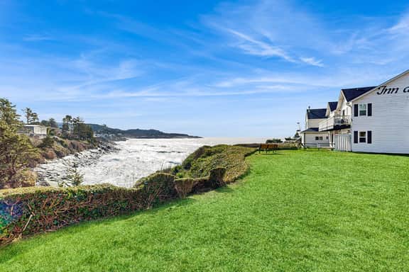 Comfortable ocean view condo with easy access to downtown - Image 3
