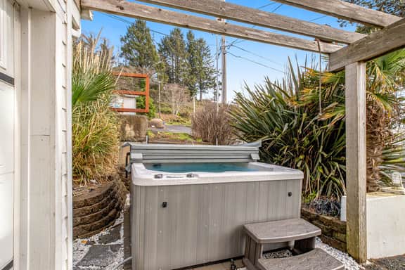 Beach View Dog Friendly Home with Gas Fireplace Deck Beach Access and Free WiFi - Image 5