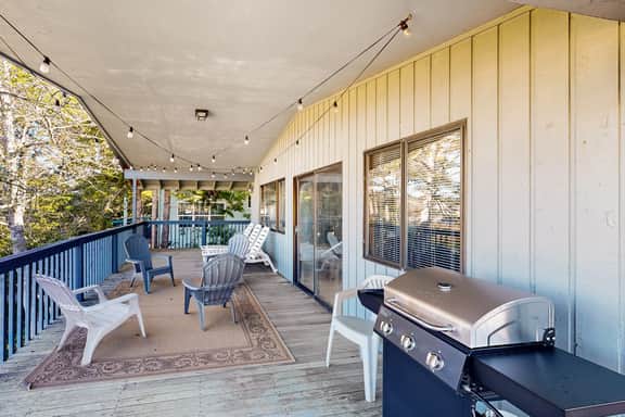 Comfortable inviting home with great deck 2 blocks to the beach - Image 5