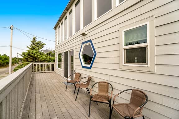 Dog friendly home across street from beach with rooftop deck and views - Image 4