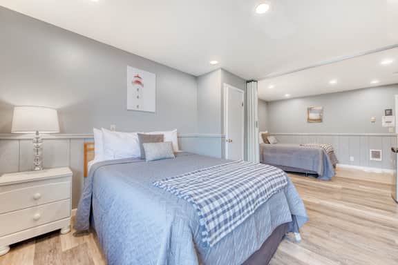 Six Dog Friendly Rooms with Full Kitchens and Kitchenettes Walk to the Beach - Image 3