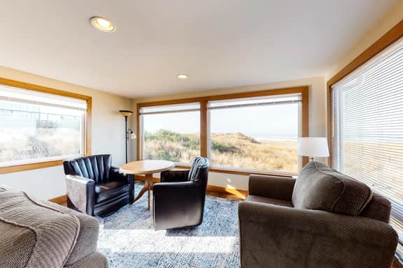 Beautiful oceanfront home with a gorgeous view - Image 5