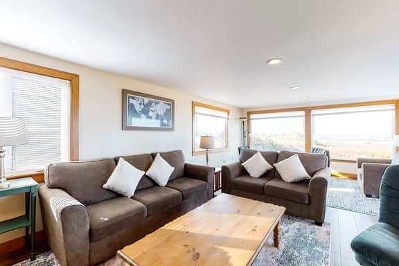 Beautiful oceanfront home with a gorgeous view - Image 3