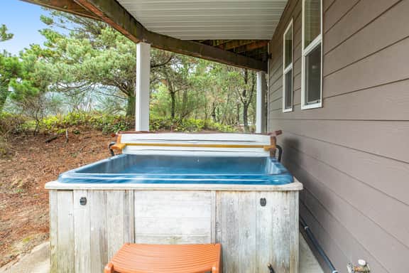 Spacious Oceanside Home with Private Hot Tub and Pacific Views Dog Friendly - Image 4