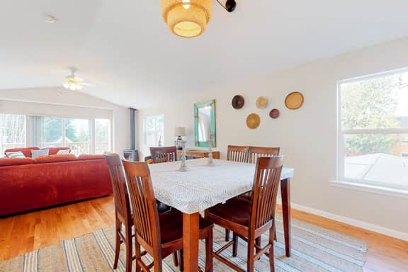 Bright home near beach with fast WiFi fireplace and washer dryer - Image 4