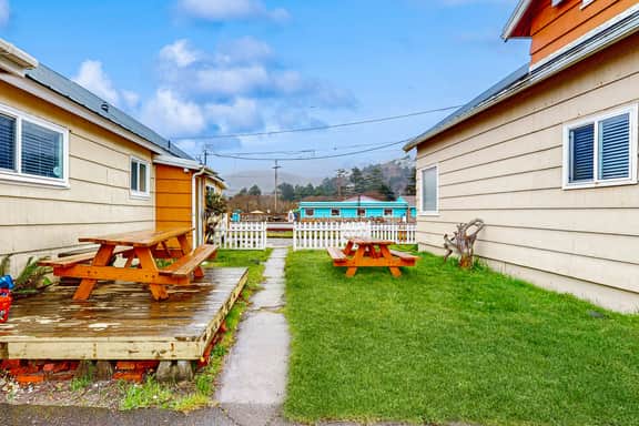 Dog Friendly Oceanside Escape with Easy Beach Access and Peaceful Surroundings - Image 4