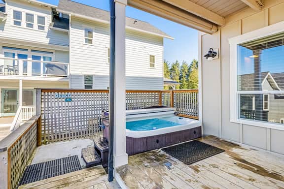 Coastal Oasis Near the Beach and Town with Private Hot Tub Fast WiFi and Ocean Views - Image 2