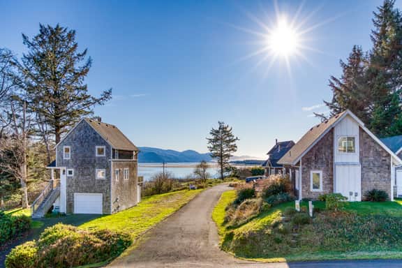 Spacious Homey Dog Friendly House with Fireplace and Beach and Ocean Views - Image 5