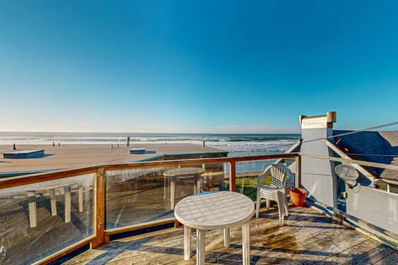 Elegant Condo with Beautiful Ocean Views and Nearby Beach Access - Image 2