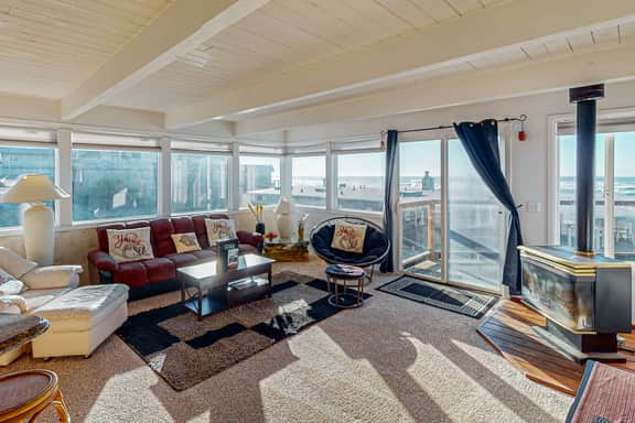 Elegant Condo with Beautiful Ocean Views and Nearby Beach Access - Image 4