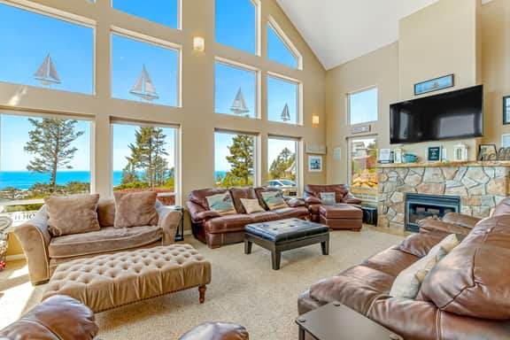 Ocean and Mountain View Home with Private Hot Tub Pool Table Deck Fast WiFi - Image 4