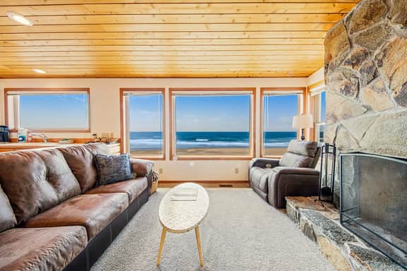 Two story oceanfront retreat with a washer dryer firepit and Ping Pong table - Image 4