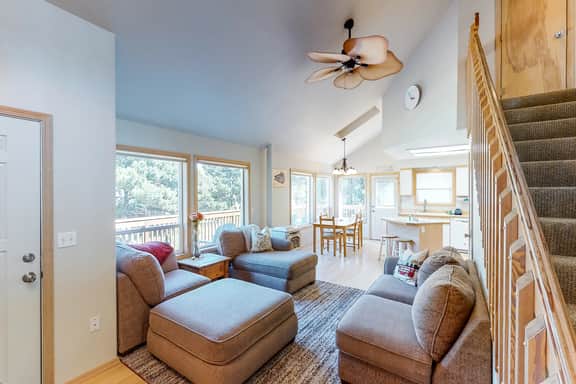 Bright dog friendly home with wrap around deck just steps from beach - Image 3