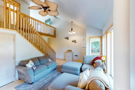 Bright dog friendly home with wrap around deck just steps from beach - Image 2