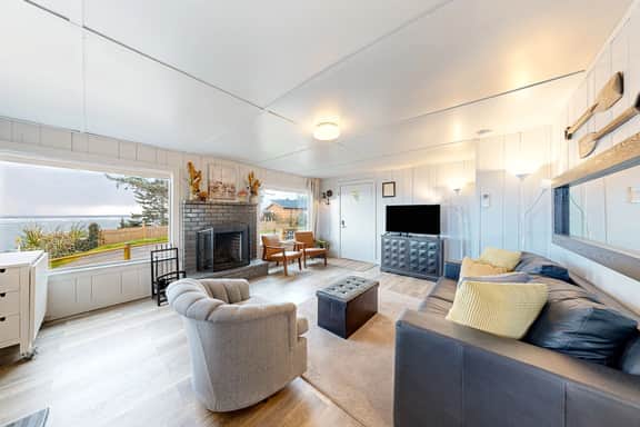 Quaint oceanfront hideaway with open layout fireplace central AC and gas grill - Image 2