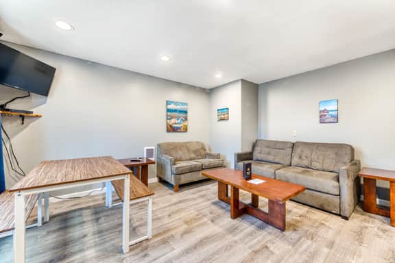 Two Room Combination Close to Downtown and Beach Dogs Welcome - Image 2