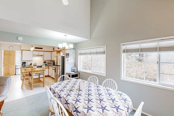 Cozy family home away from home dog friendly with nearby beach access and hot tub - Image 5
