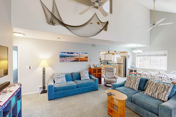Cozy family home away from home dog friendly with nearby beach access and hot tub - Image 2