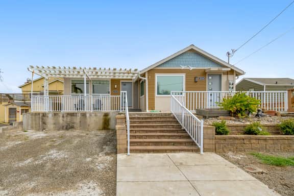 Light filled home in the heart of town with deck and with D steps to beach access - Image 2