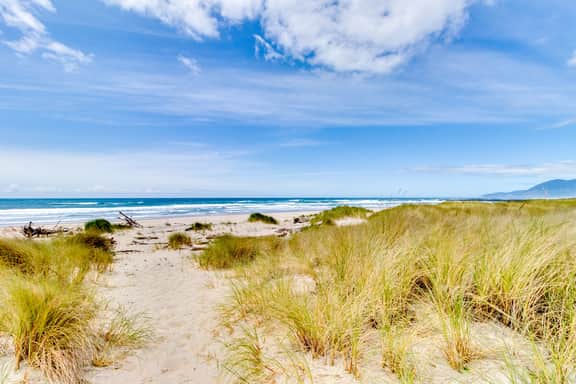 Dog friendly oceanfront cottage with private hot tub and wood burning fireplace - Image 2