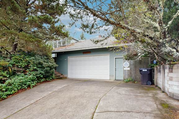 Beautiful Home Above Maxwell Point with Huge Balcony and Stunning Ocean Views - Image 4