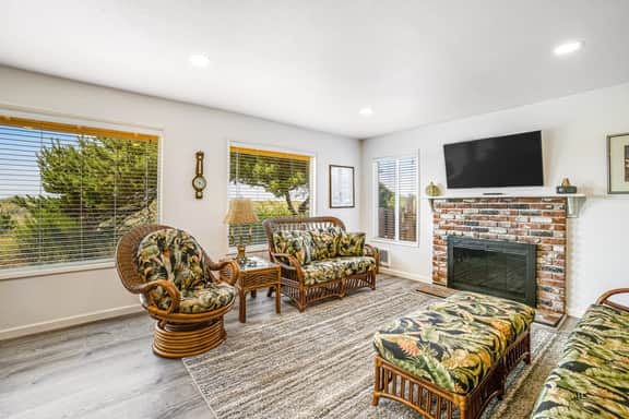 Entire oceanfront duplex with ocean view expansive deck and beach access - Image 2