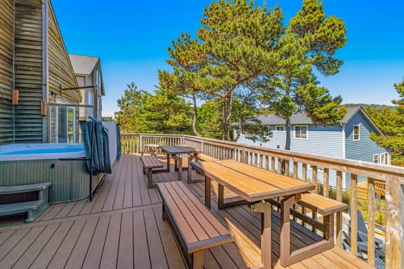 Dog Friendly House with Ocean Views Hot Tub Arcade Machine and Easy Beach Access - Image 3