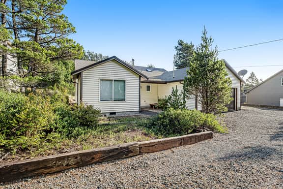 Cozy Home with Wood Stove WiFi Gas Grill and Large Deck Walk to Beach - Image 3