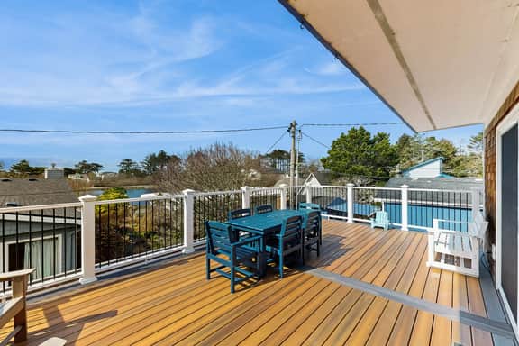 Charming modern home close to the beach with full kitchen WiFi and large deck - Image 2