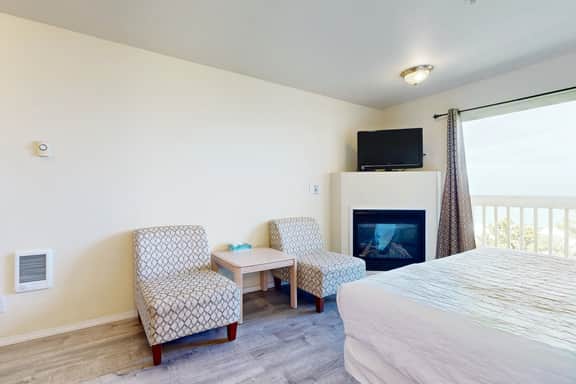 Dog Friendly Suite with Ocean Views Balcony Free WiFi and Nearby Beach Access - Image 4