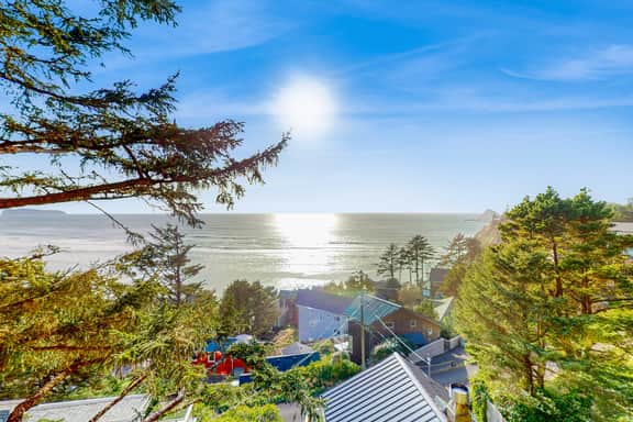 Perfect oceanside getaway with magnificent ocean views and beach nearby - Image 3