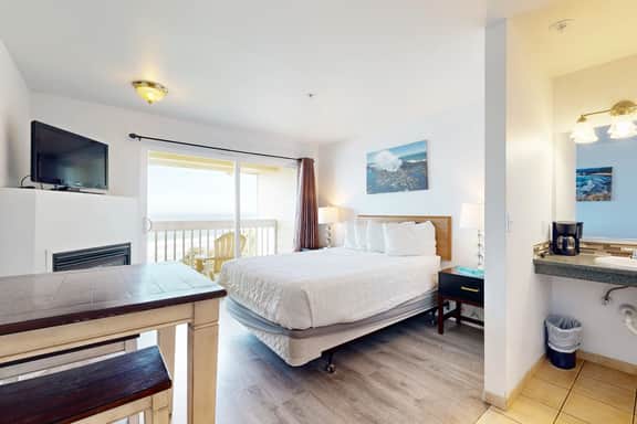 Upper Floor Oceanview Studio Perfect for Couples Free WiFi Dogs Allowed - Image 5